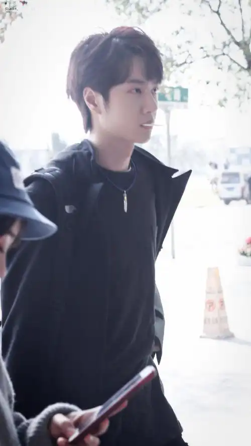 叼着棒棒糖上班又酷又拽的博,空哥是理想型男朋友#王一博