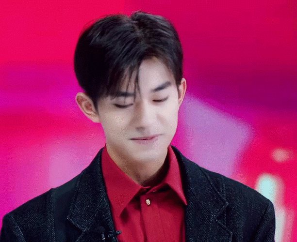 易烊千玺宝格丽新品发布会cut 超乖的玺玺召唤梨涡笑