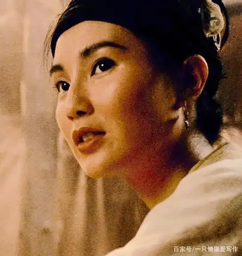 在与张国荣合作的古装扮相前,张曼玉的金镶玉青蛇飞雪都不算什么