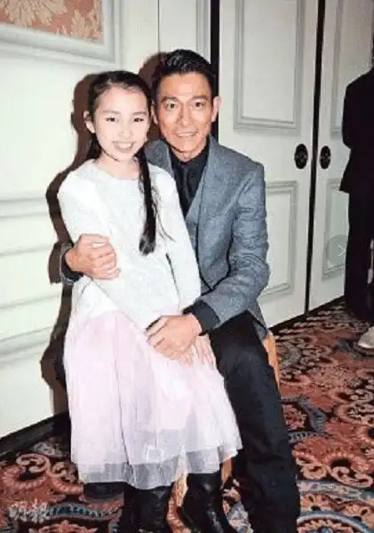 当刘德华乾女儿刘向蕙已经八岁网友活脱脱的一个美人坯子