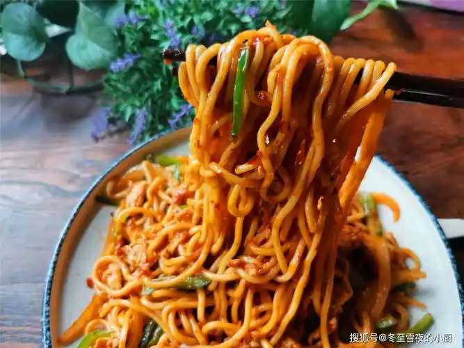 原创一把面条,两个鸡蛋,再加上一勺老干妈,教你做炒面,香辣又劲道