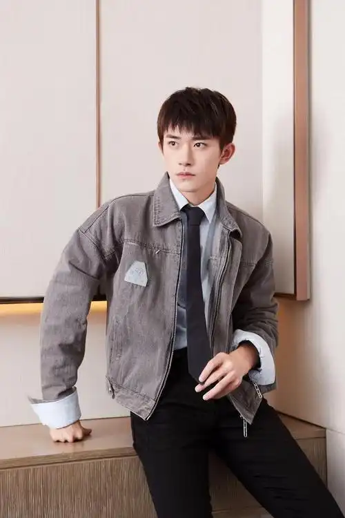 易烊千玺太有魅力连陈奕迅都公开表示喜欢他黑色卫衣简约帅气