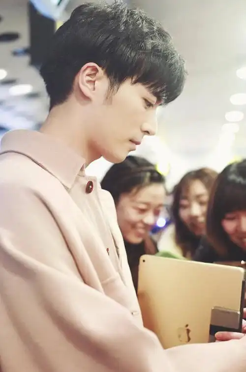 徐开骋身穿米黄色大衣内搭白色衬衣现身机场 时尚帅气有型