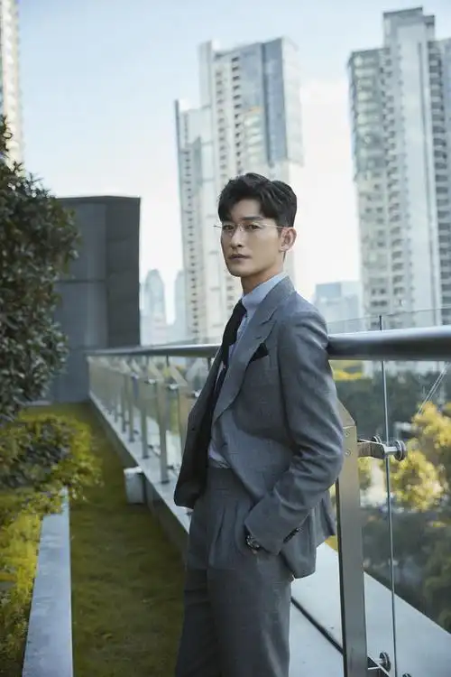 简介:张翰儒雅斯文帅气写真图片,分享一组张翰图片给大家,图中的明星