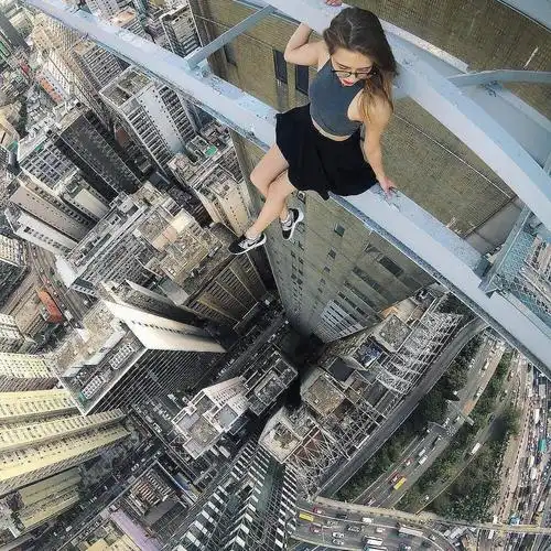 镜头下:全球最"危险"的模特,仅靠一组相片涨粉百万