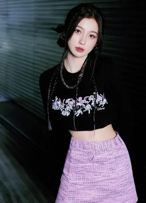 虞书欣的短上衣配粉色印花裙穿搭短裙穿搭有什么样的魅力,看看虞书欣