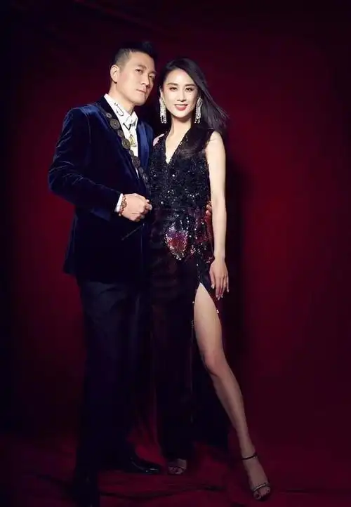 黄圣依眼光果然是好的,有钱丈夫穿着一件白衬衣,气质不输大明星