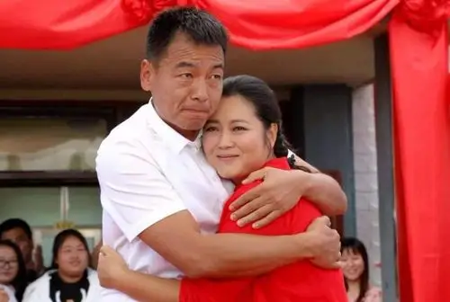 毕业于上海戏剧学院表演系,毕业后她考入北京人民艺术剧院,任话剧演员