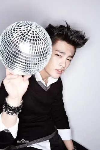 徐仁国在综艺节目《深深打破电台》提及喜欢f(x)victoria宋茜.