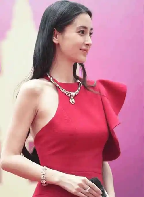 杨颖现身活动鱼尾纹抢镜网友每次看她笑得好假