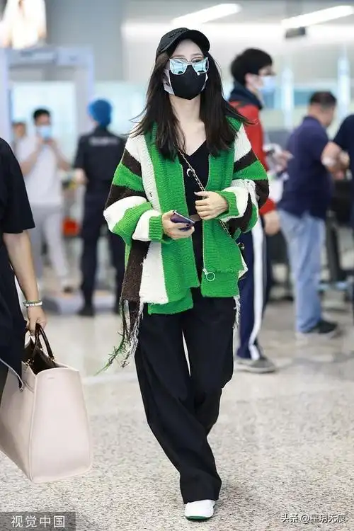 佟丽娅一身潮装现身机场 戴茶色墨镜自信挥手|毛衣_网易订阅