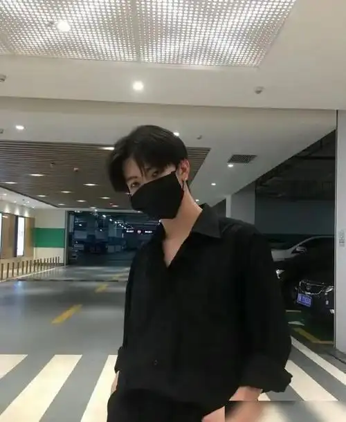 男版乔碧萝翻车,带口罩撞脸蔡徐坤吸粉600万,脱掉口罩梦想幻灭