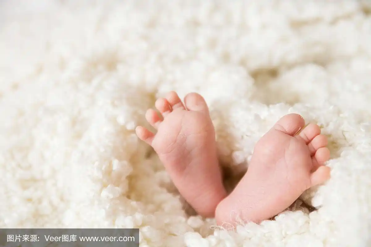 小女孩或小男孩光着的小脚.新生儿睡觉.