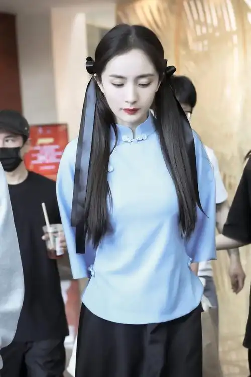 杨幂挑战民国风穿学生装复古俏皮少女感一年比一年好