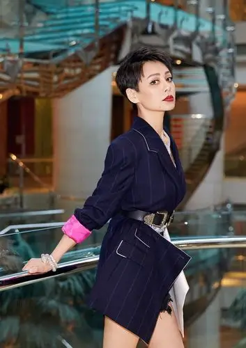 宁静的一组时尚大片,西服还能剪开两半穿,这鞋子看着真难受!