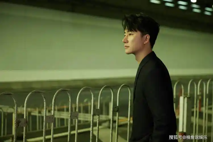 原创黄轩最新写真来袭置身隧道上演孤独氛围感穿西装文艺范十足