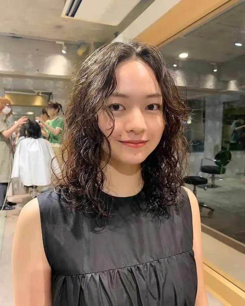 有显发量又好打理的烫发吗?试试"冷烫湿发卷",真实自然接地气