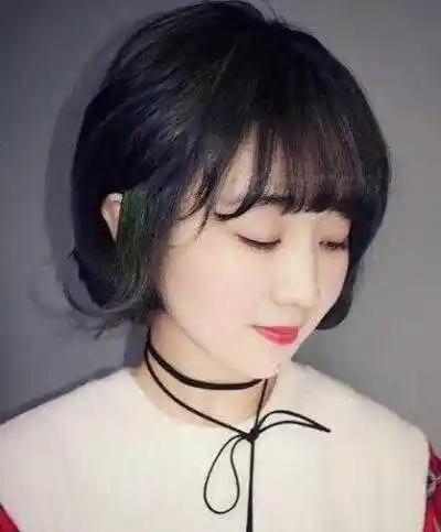 雌雄不分的超短发,细碎纹理齐刘海短发搭配深棕发色最帅气好看了,清爽
