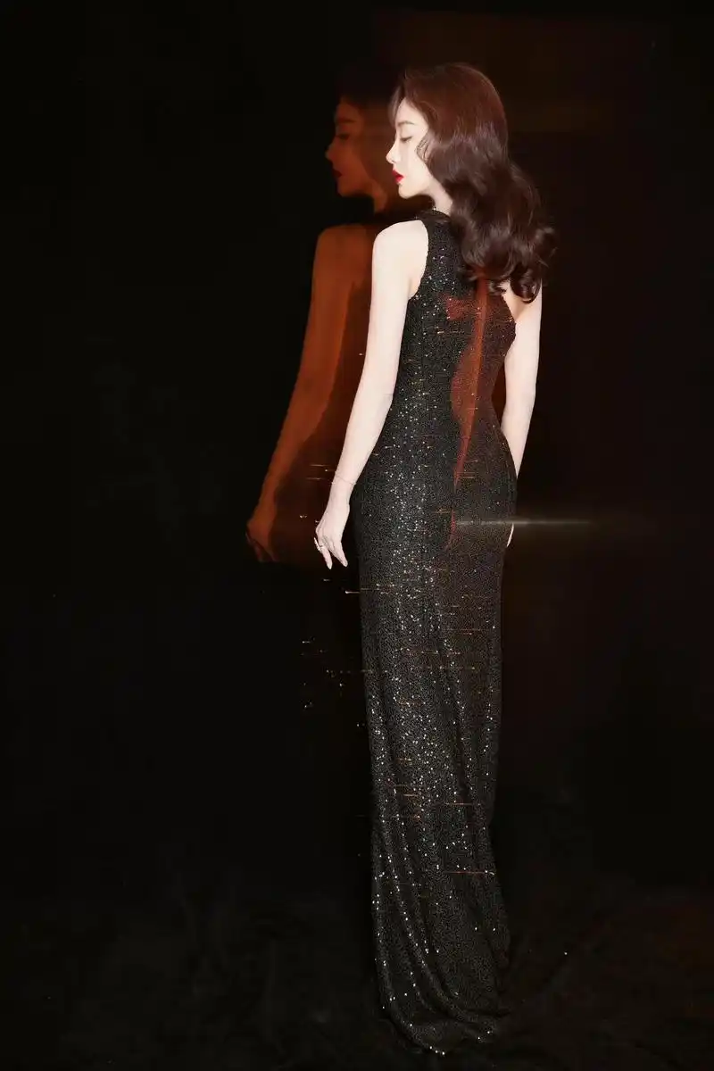 杨蓉身着 st. john 2022早秋系列黑色亮片斜肩礼服
