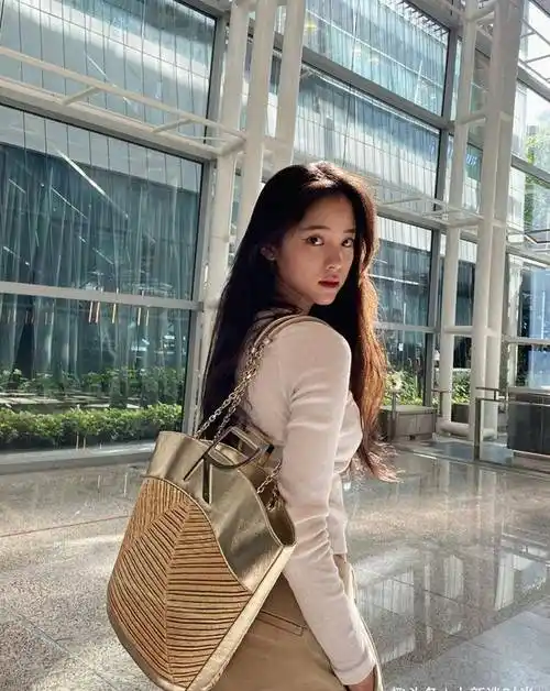 欧阳娜娜19岁时尚过头,穿时尚衣身材好真实,00年姑娘不简单_穿着_服装