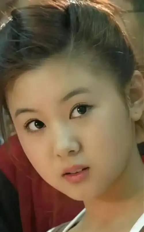 温柔秀丽的李小萌,优雅迷人,温婉秀雅的写真美图!__财经头条