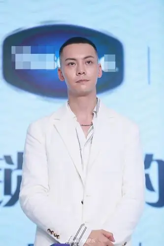 陈伟霆寸头造型超a一身白西装雅痞帅气