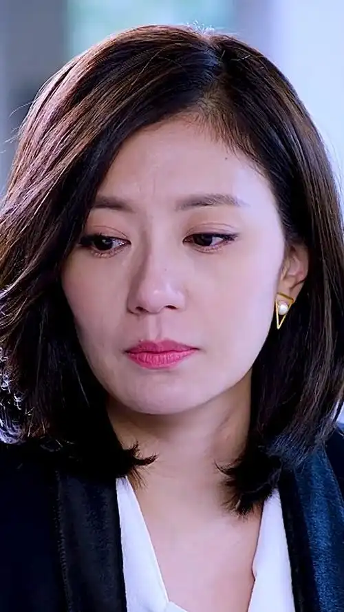 贾静雯黄智雯年轻的时候撞脸,长的好像.