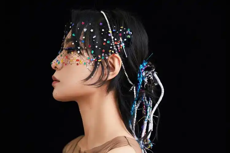 周笔畅高台开唱大秀蝴蝶骨 身穿半透明红裙破巡演造型尺度__凤凰网