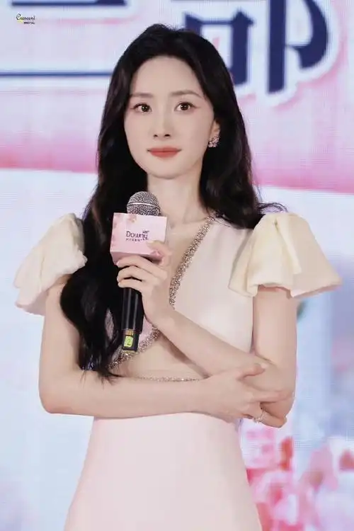 杨幂素妆##杨幂羽毛裙摆##路人看见杨幂的表情