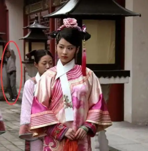 赵丽颖一身戎装站在城墙上视察,后面这个信号塔太不识相了吧,抢了我们