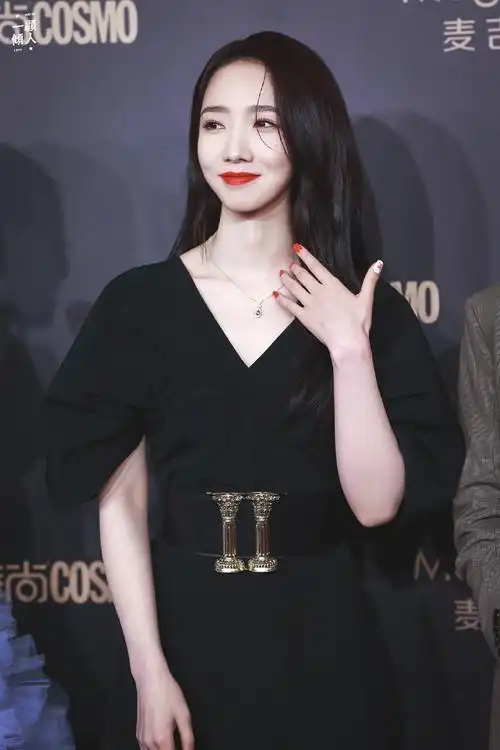 孟美岐红唇黑裙妩媚性感写真图片16