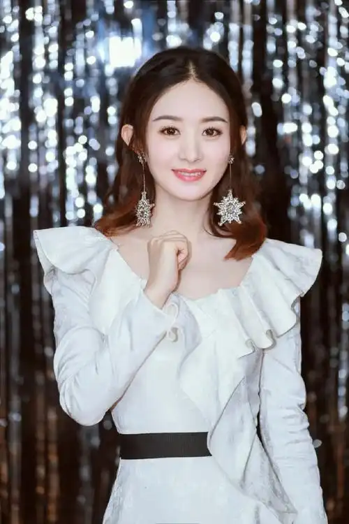 31岁赵丽颖35唐嫣同穿白色荷叶裙,终于知道发型和脸蛋哪个更重要