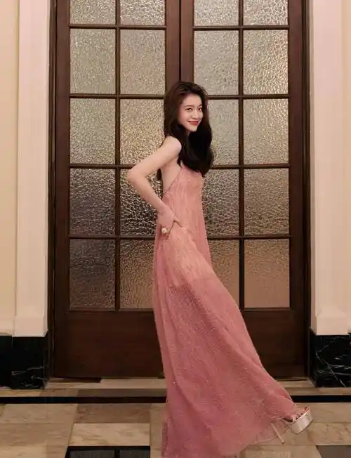 张雪迎粉色礼服亮相_目光_娱乐_图片