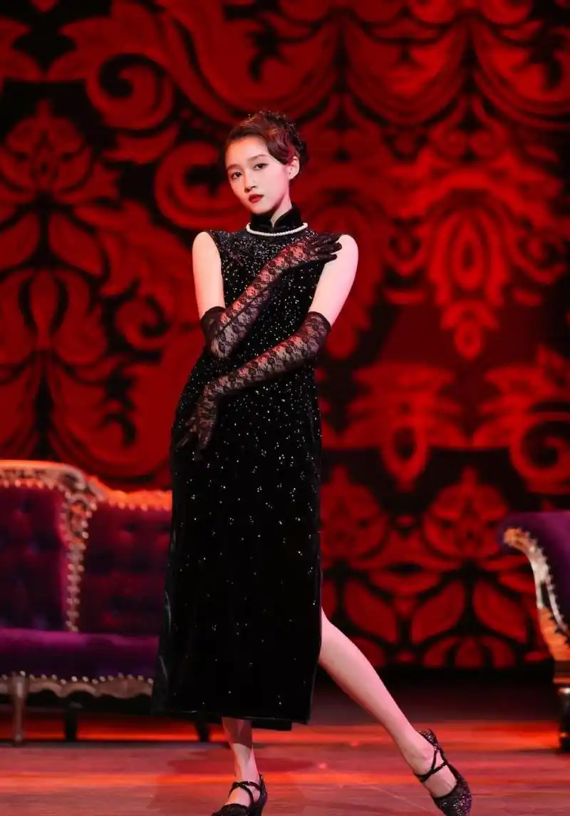 关晓彤王牌对王牌旗袍造型,丝绒亮片旗袍搭配复古的发型,舞姿婀娜,大
