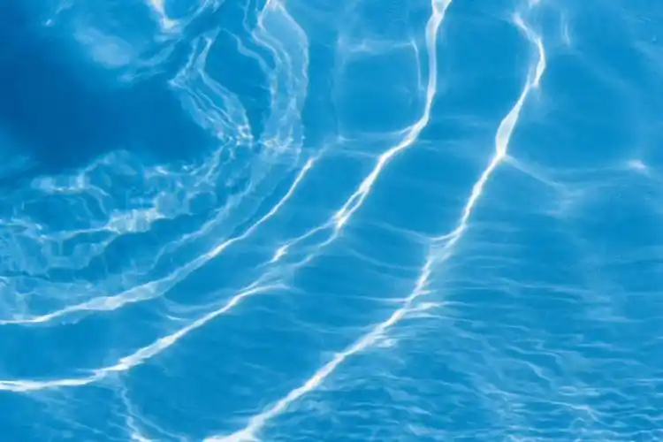 室外,特写,白天,锻炼,运动,水,阴影,光线,影子,水池,水面,泳池,蓝色