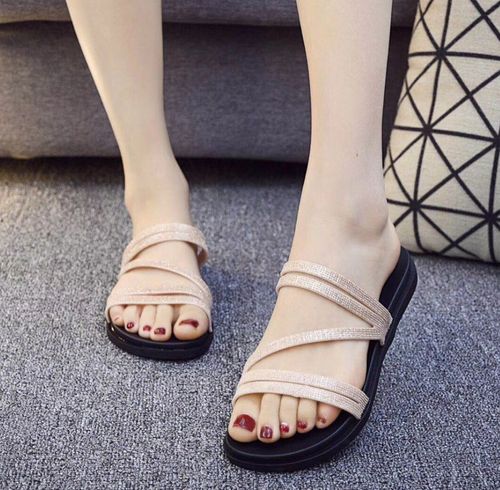 喜欢一字拖鞋平底女鞋的还喜欢