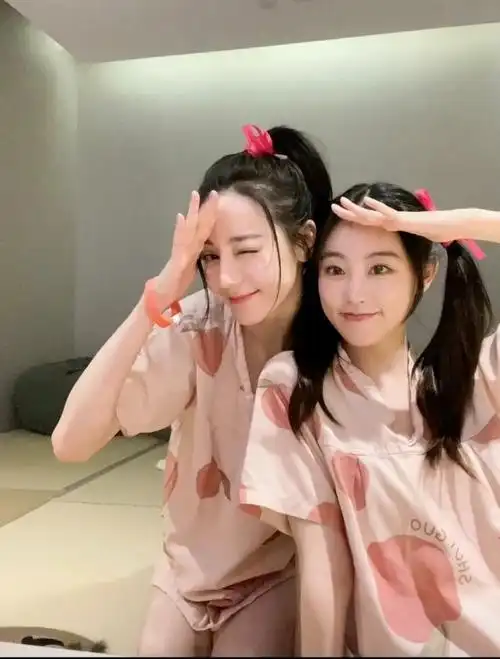 迪丽热巴祝绪丹现身洗浴中心,闺蜜俩开心自拍,素颜出镜状态好