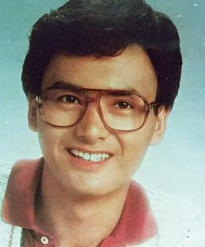 周润发青涩照曝光网友质疑真假图