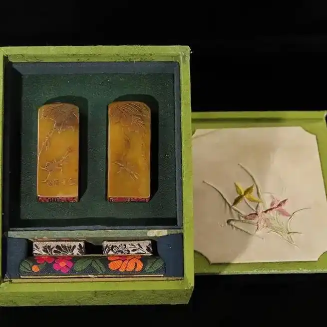 珍藏寿山石田黄微雕 【金玉满堂】薄意印章一套,印章尺寸分别为 - 抖