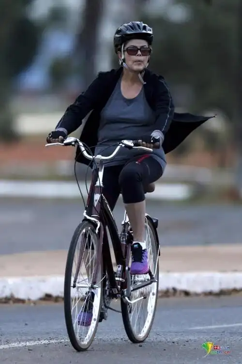 巴西总统罗塞夫骑自行车健身