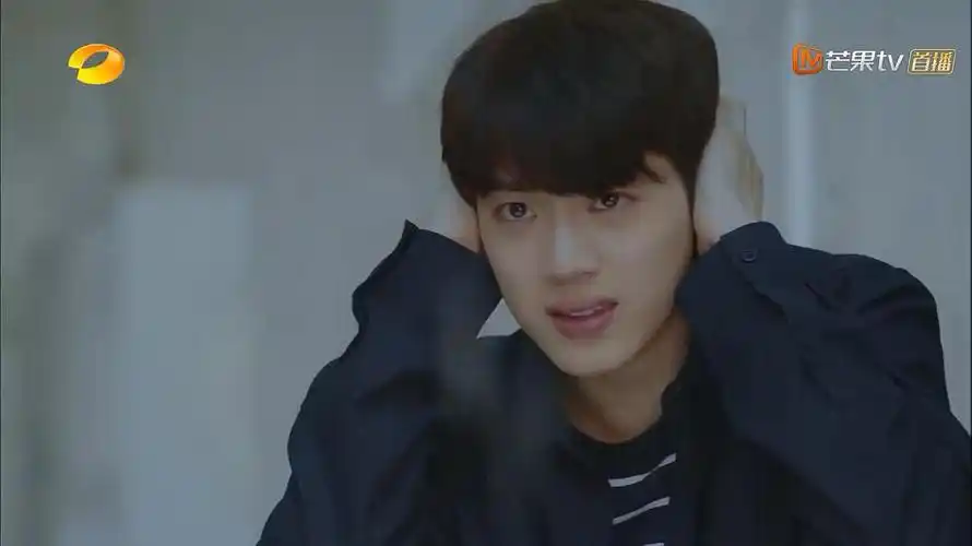 与生母在一起的梁又年是快乐搞怪的,他是个名副其