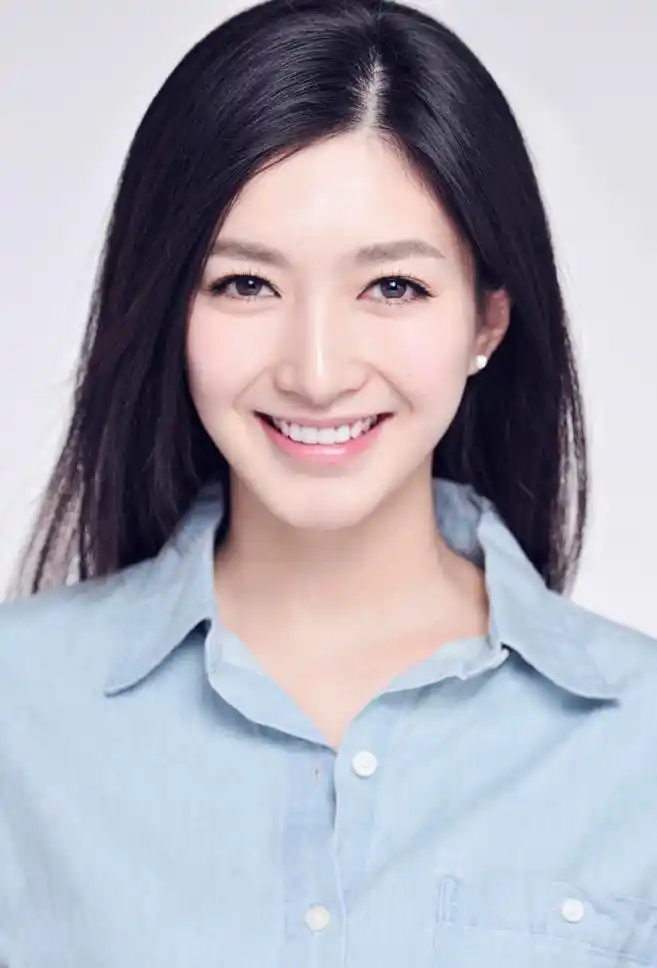 江疏影陪英国首相参观武汉大学 ,全程流利英语无压力 ,充满正能量