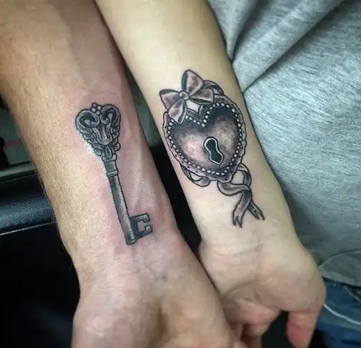 情侣恋人之间代表紧密一起的钥匙和锁头纹身图案4
