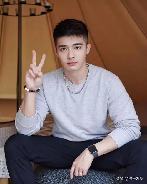 适合脸型:瓜子脸,鹅蛋脸,圆脸到了夏天,男生们一定不要把头发留得太长