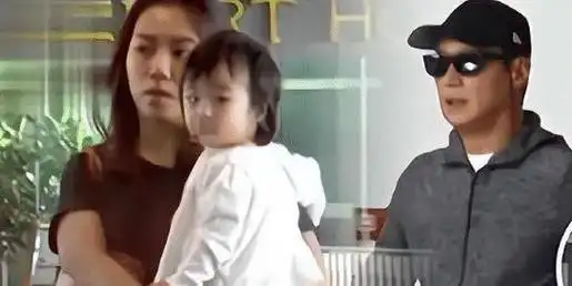 黎明罕见携妻女露面,小21岁助理老婆长相普通但气质清纯