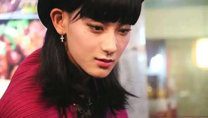 黄子韬录制节目男扮女装街头叫卖妩媚十足