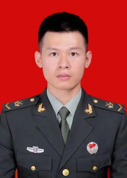 入伍以来,工作认真,成绩优秀,荣获"优秀士兵"5次,嘉奖5次,三等功1次