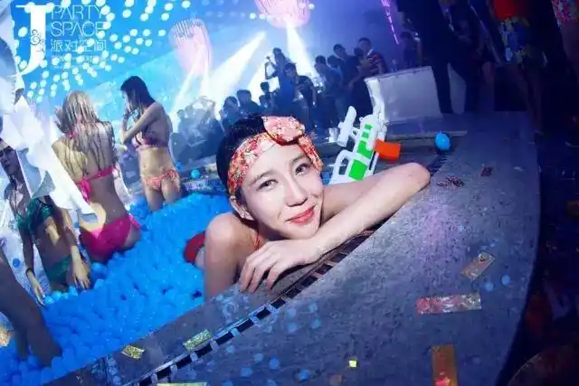 【泳池泡沫趴】超屌的派对现场 - 派对798网-酒吧派对创意集中地