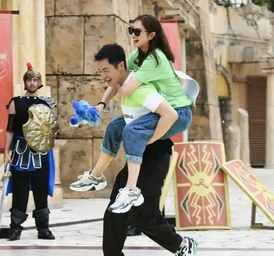 话说回来,朱亚文可是家里唯一的宝贝儿子呢.