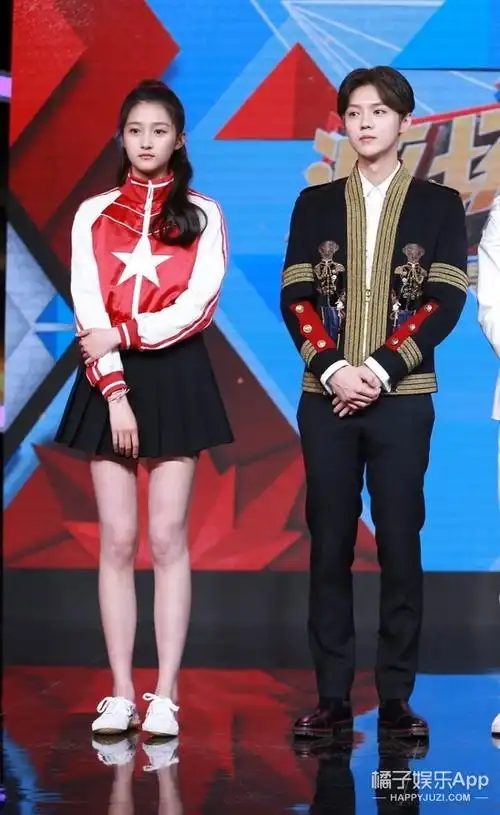 鹿晗关晓彤爱情坐实,二人甜美情侣款早现眉目,就怪其时没发明!